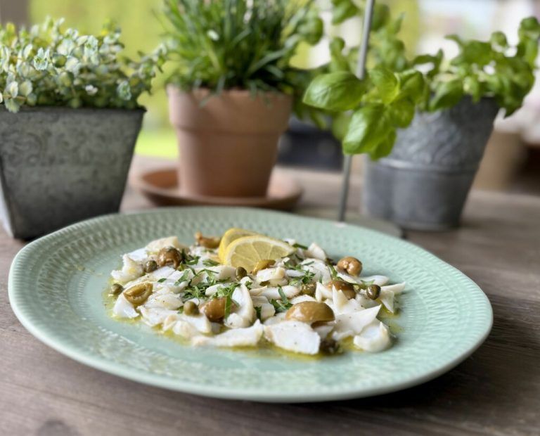 Sommerlich, leichter Kabeljau mit frischen Kräutern und einem Hauch Zitrone – ein Gericht wie ein Kurzurlaub am Meer. ⇒Ulrike Hagen