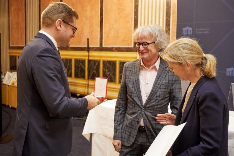 Überreichung des Ehrenzeichens. ⇒thomas topf