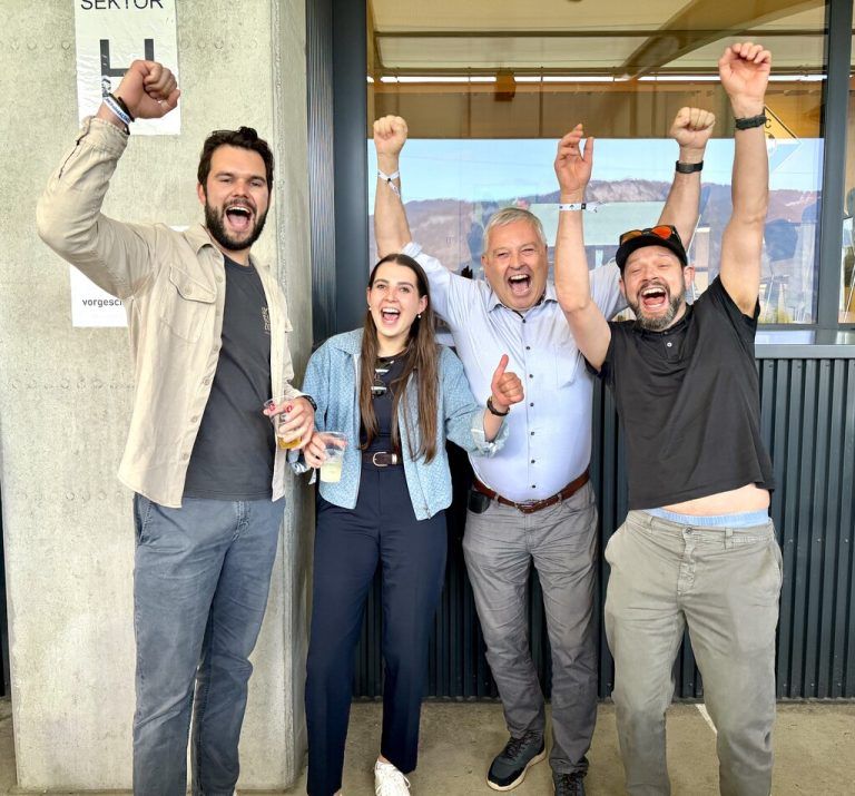 Und da ist die Erlösung: Großer Torjubel bei Manuel Schneider, Alina, Andreas und Markus Spiegel (v.l.).