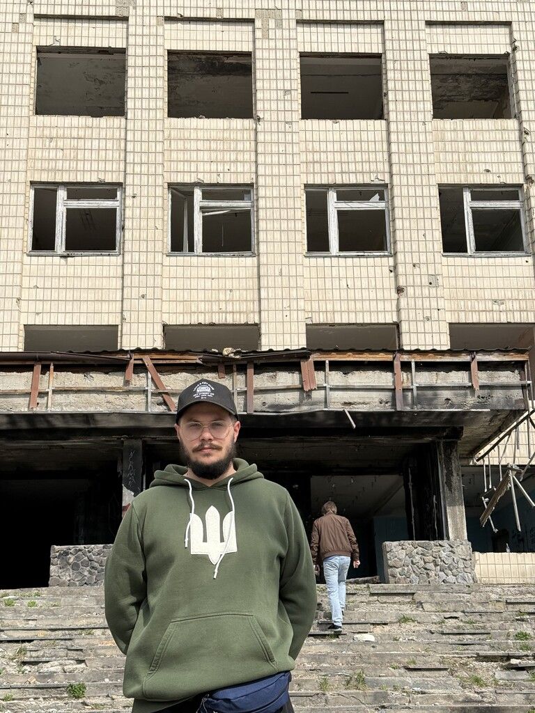 Valentin Fetz vor einem zerstörten Bürogebäude.