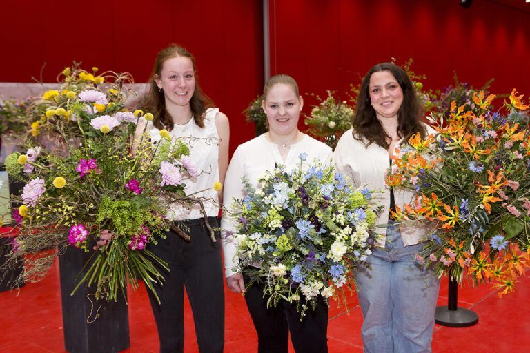 V.l.: Drittplatzierte Sophie Jenny, Erstplatzierte Johanna Brunner und Zweitplatzierte Lea Straubinger. ⇒⇒Mathis