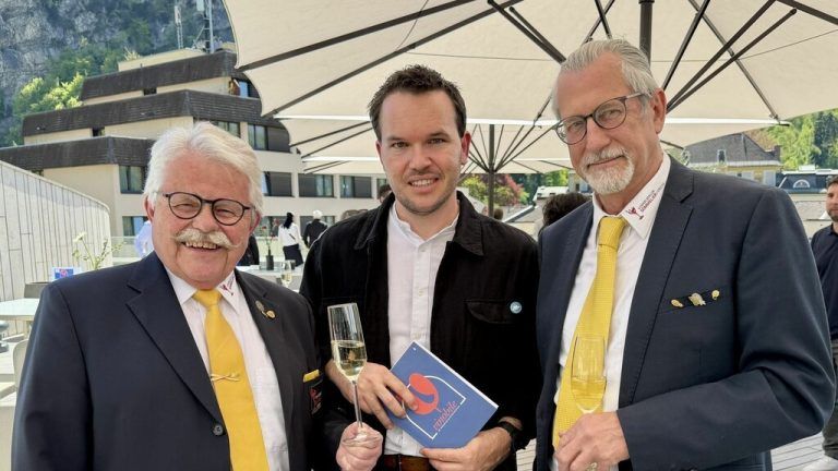 Willi Hirsch, Lukas Debortoli und Peter Stöger auf der Weinmesse Vinobileam vergangenen Wochenende.
              Lutz (7)