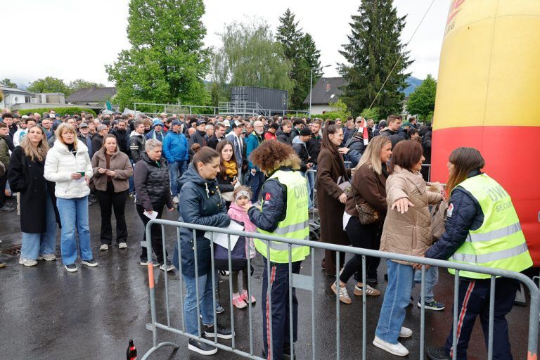 16.17 Uhr. Die Schlangen vor dem Spiel waren auch knapp 45 Minuten vor dem Spiel noch lang. Die eingefleischten Fans von der Nordtribüne sorgten da bereits für eine Gänsehausstimmung in der Sun-Minimeal-Arena.