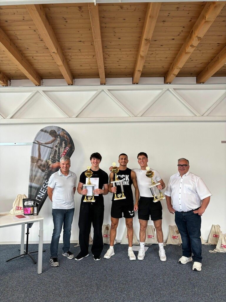 Branchensprecher Karl Schmelzenbach mit den drei Erstplazierten und Michael Osti, Geschäftsführer Fachgruppe Freizeit- und Sportbetriebe. ⇒wkv