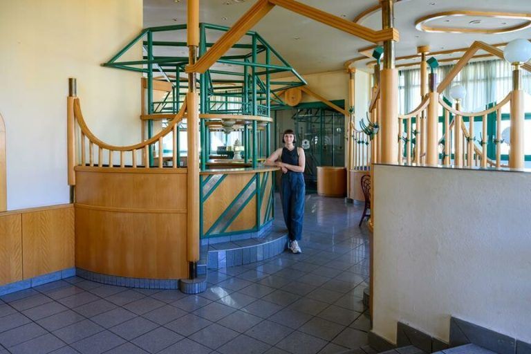Brini Fetz in den tabakgelben Räumlichkeiten der einstigen Gaststätte „Zum Hans“.⇒Schöller (3)