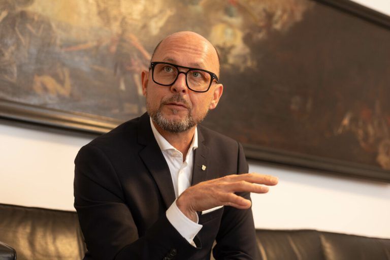 Bürgermeister Michael Ritsch (SPÖ) gab auf Anfrage erste Details zum Sparpaket bekannt. ⇒Hartinger