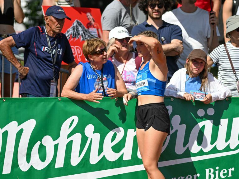 Chiara-Belinda Schuler beim Austausch mit Trainerin Ruth Lanin­schegg.⇒GEPA/Lerch
