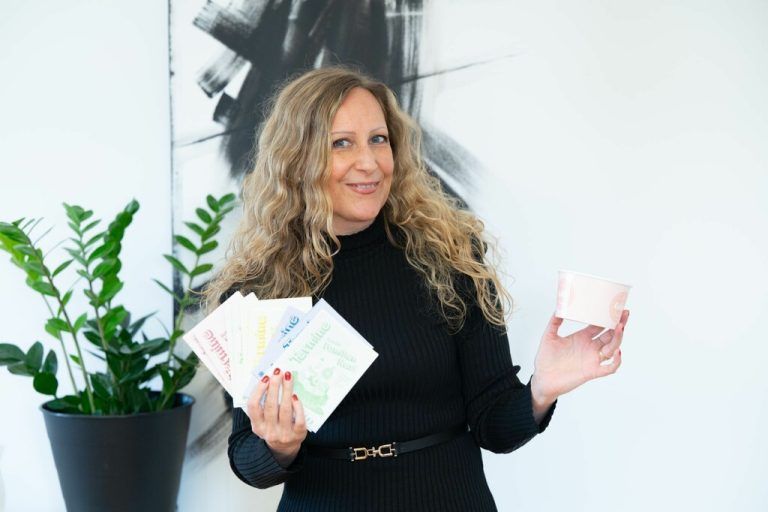 Christina Zwischenbrugger verwandelt mit ihrer Agentur Ins­tantidee kreative Einfälle in starke Markenauftritte. Serra