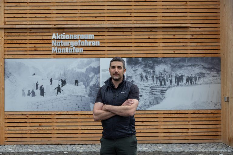 Christoph Walser vor dem Aktionsraum Naturgefahren Montafon in Van­dans.