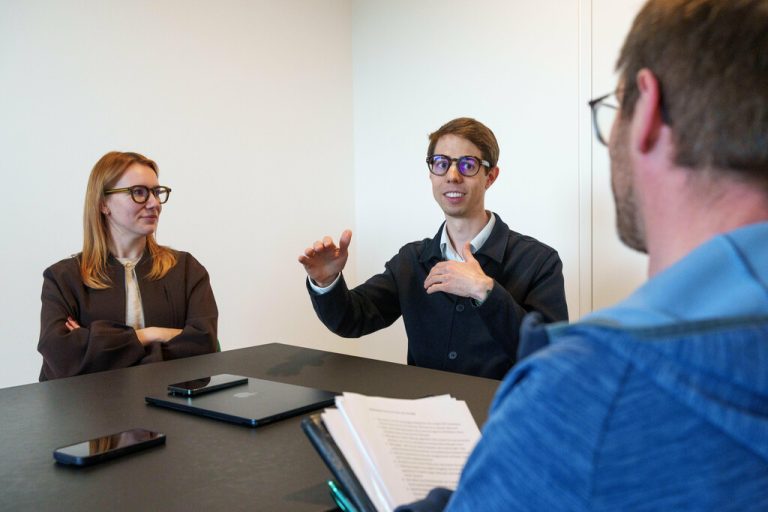 Clemens und Noa Fröwis entwickeln eine KI-Plattform für datenbasierte Unternehmensanalysen.