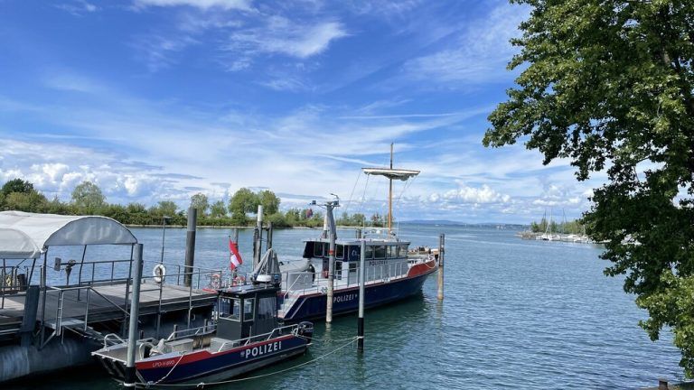 Das Polizeiboot und die historischen Schiffe sorgten am Tag der historischen Bodenseeschifffahrt in Hard für großes Interesse.⇒blecha (5)