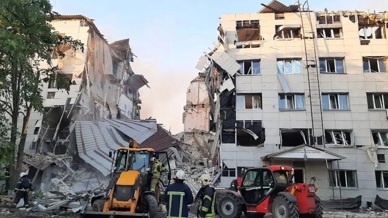 Das zerstörte Hochschulgebäude in Starobilsk im Osten der Ukraine. ⇒afp