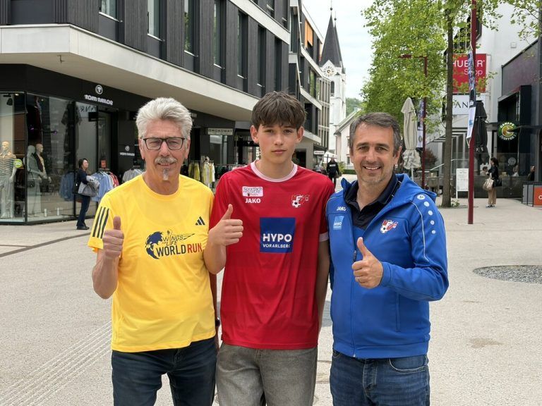 Daumen hoch: Wolfgang Schuler, Eduard Amann, Didi Berchtold.⇒Mayer