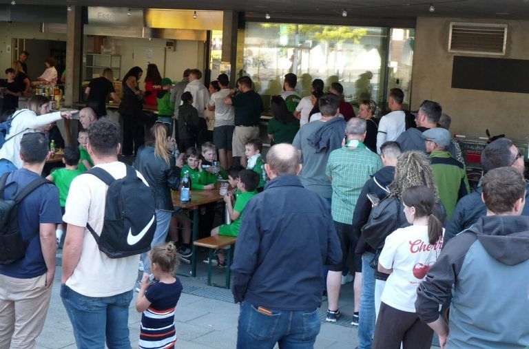 Der Ansturm beim Public Viewing war groß, die Bewirtung funktionierte prächtig. ⇒G. Böhler