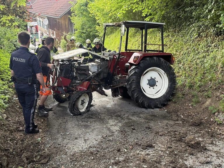 Der Traktor versperrte den schmalen Weg komplett.⇒vol.at/vlach