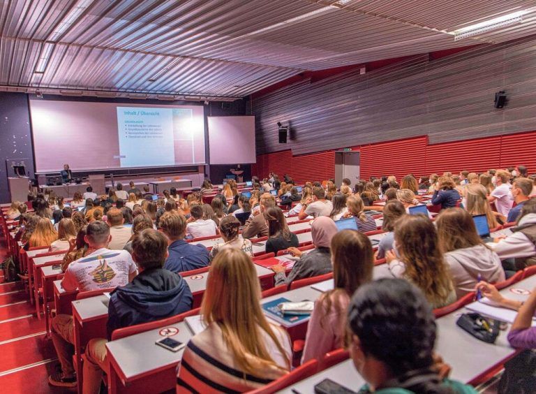 Die Bundesregierung plant laut Uniko massive Budgetkürzungen in Milliardenhöhe. Die Hochschulen warnen vor drastischen Folgen für Forschung und Lehre.⇒Apa
