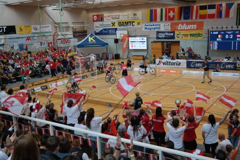 Die EM im Hallenradsport der Junioren in Höchst wurde am Freitag feierlich eröffnet. Im Bild die Partie der österreichischen Radballer beim 6:2-Sieg über Belgien.⇒Dedeleit
