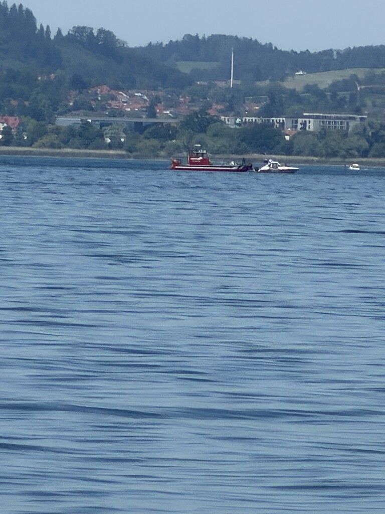 Die Feuerwehr beim havarierten Boot. ⇒vol.at/pletsch