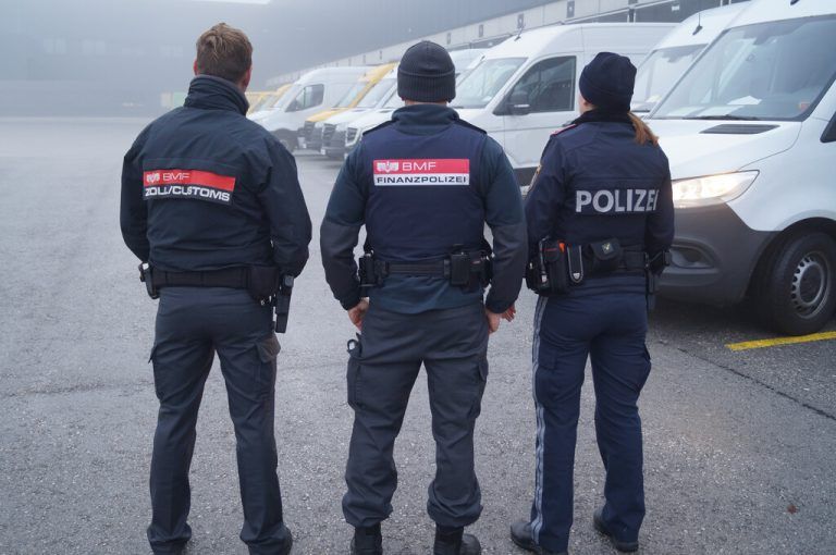 Die Finanz­polizei wurde bei einem Zustellservice fündig. ⇒VLK