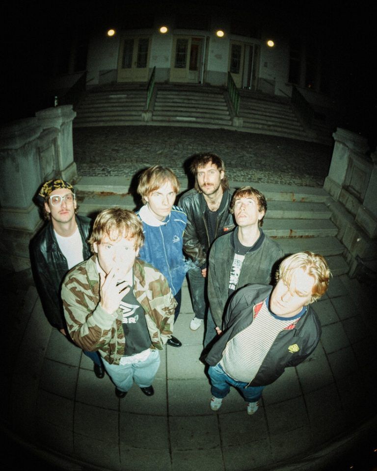 Die früher als „Ivies“ bekannte Band singt mittlerweile auf Deutsch und nennt sich „Efeu“.⇒Limberger