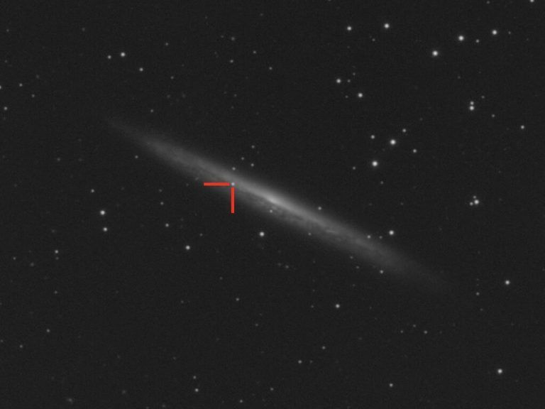 Die Messerschneiden-Galaxie mit der Supernova. wikipedia