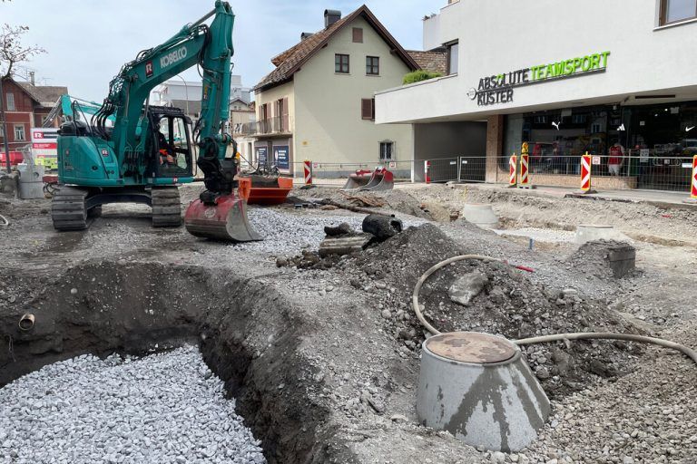 Die Moosmahdstraße wird in mehreren Bauabschnitten verschmälert. Projektabschluss ist im Mai 2028 geplant. ⇒Hausberger