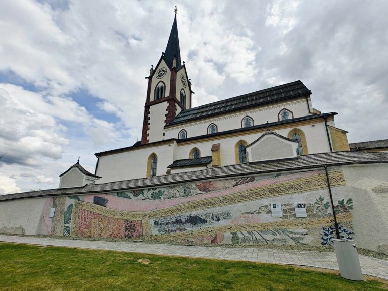 Die Wandmalerei vor der Basilika in Maria­pfarr.⇒APA