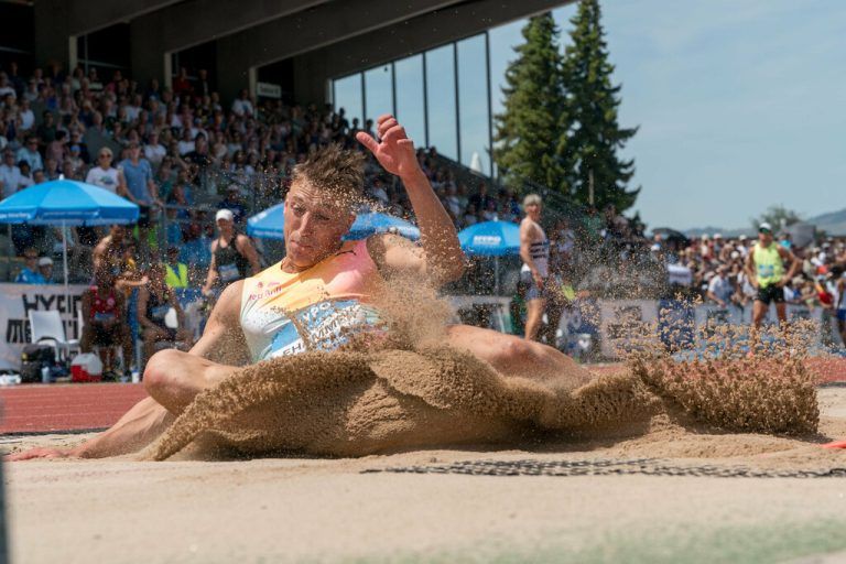 Ehammer und Neugebauer klatschen ab. Das war großer Sport im Möslestadion. ⇒Dietmar Stiplovsek (2)