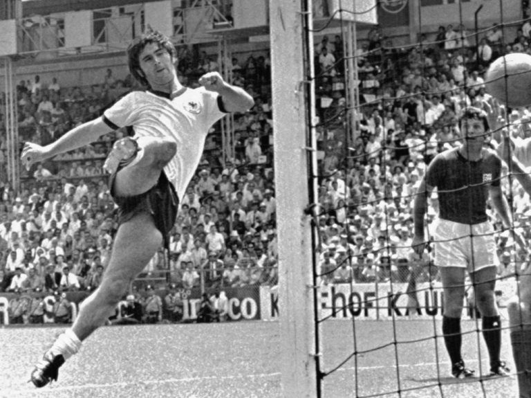 Ein typischer Gerd Müller: Der Bayern-Stürmer erzielt im Viertelfinale gegen Mexiko das Siegtor. ⇒AFP