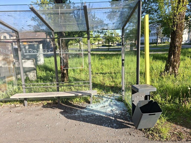 Eine zerstörte Bushaltestelle.⇒Stadt Hohenems (2)