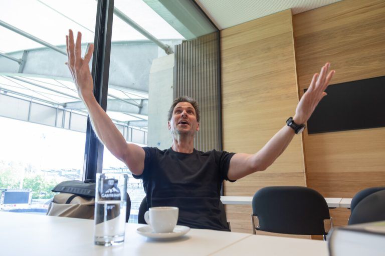 Felix Gottwald im lebendigen Gespräch mit NEUE-Sportchef Hannes Mayer. ⇒Klaus Hartinger (2)