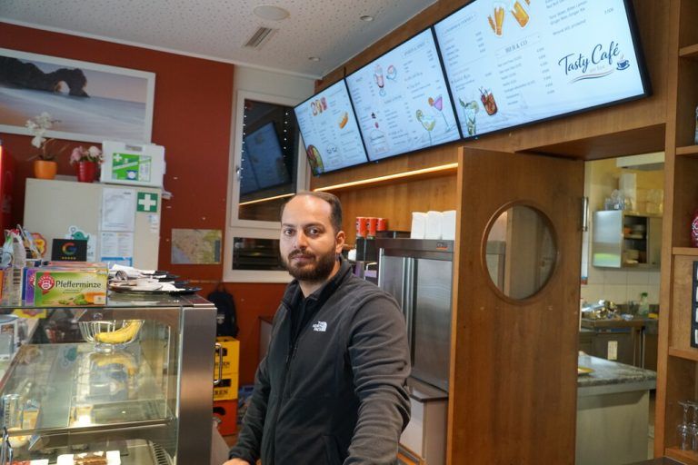 Ferhat Cetinkaya will sich nicht unterkriegen lassen und führt das Lokal als Café weiter. ⇒Neue (8)