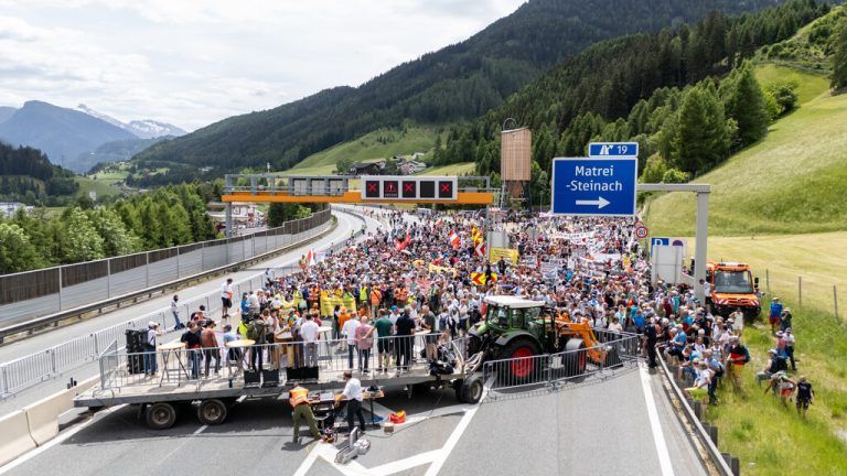 Tausende Teilnehmer pilgerten auf Autobahn