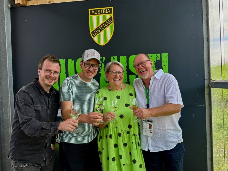 Grün-Weiße Fans: Christoph und Michi Gallaun sowie Alice und Michael Hack (v.l.).