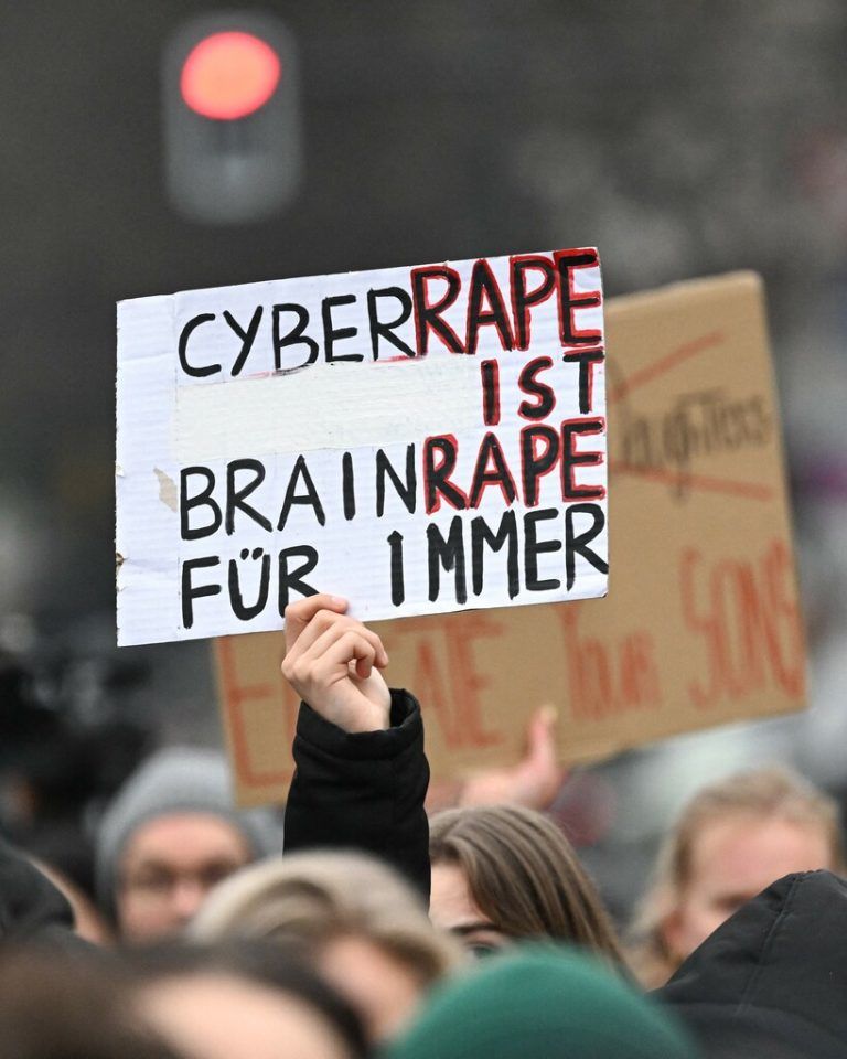 Im April demonstrierten in Deutschland Tausende gegen sexualisierte Gewalt im Internet und für strengere Regeln gegen Deepfakes. ⇒APA