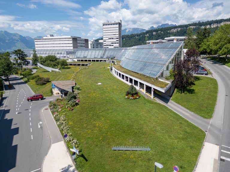 Im Landeskrankenhaus Feldkirch wird das Kind medizinisch versorgt. Die weitere Betreuung wird von der Kinder- und Jugendhilfe organisiert. ⇒Hartinger