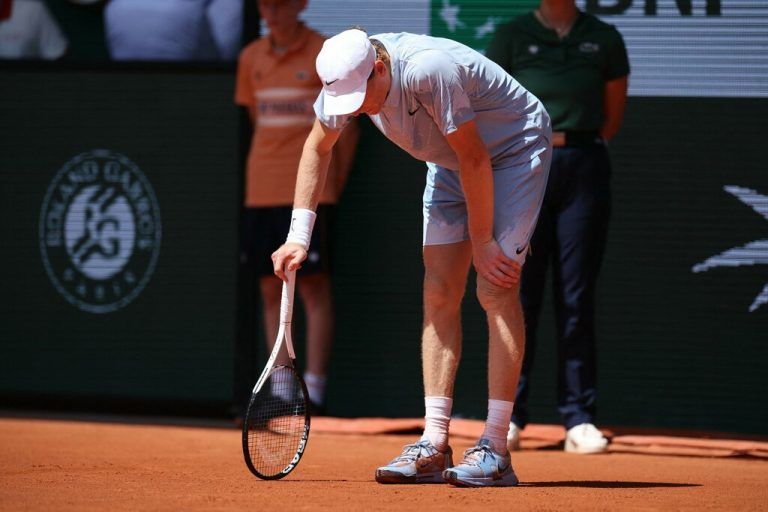 Jannik Sinner schleppte und quälte sich über zwei Sätze lang über den Platz. Julia Grabher gab nach 19 Minuten auf.⇒AFP (2)