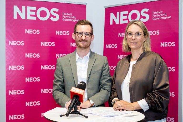 Johannes Gasser und Katharina Fuchs bei der Präsentation ihrer eigenen Spitalsreform-Pläne.⇒neos vorarlberg