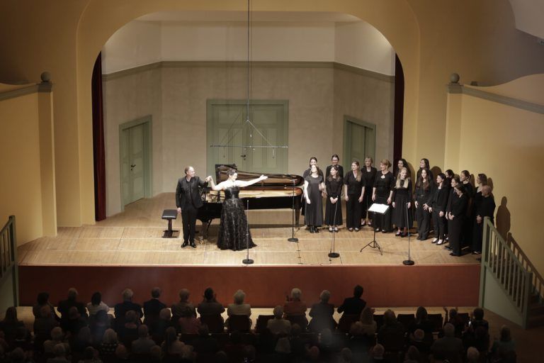 Joseph Middelton (Klavier) mit Mezzo­sopranistin Sophie Rennert und dem nicht minder gefeierten Frauenchor Vocalis.⇒Schubertiade