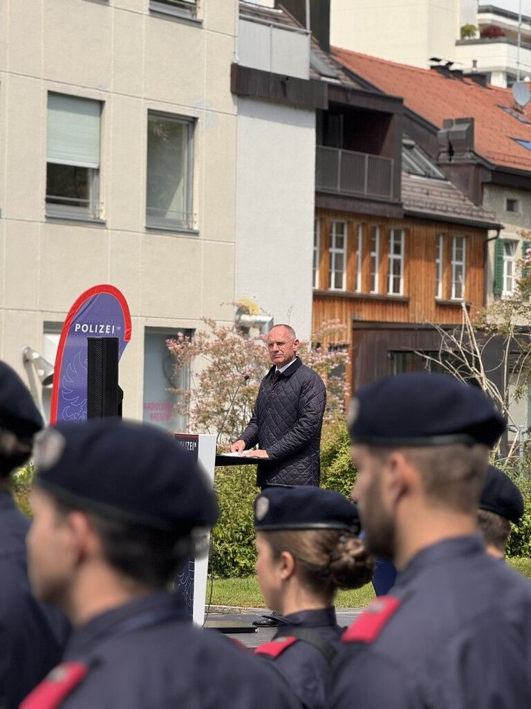 Karner hält seine Rede bei der Ausmusterung.⇒LPD Vorarlberg