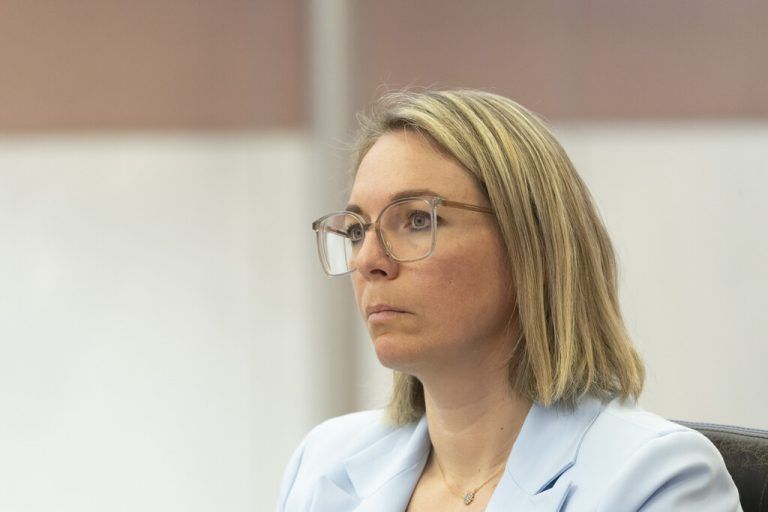 Katharina Fuchs, Neos. Shourot