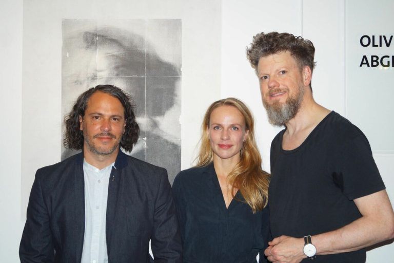 Künstler Oliver Ajkovic und die Schauspieler Katrin Jaehne und Johannes Gabl. Ritter (7)