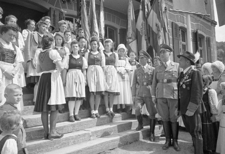 Mädchen in Bregenzer Tracht im Jahr 1941.⇒Schlegel/Landesbibliothek
