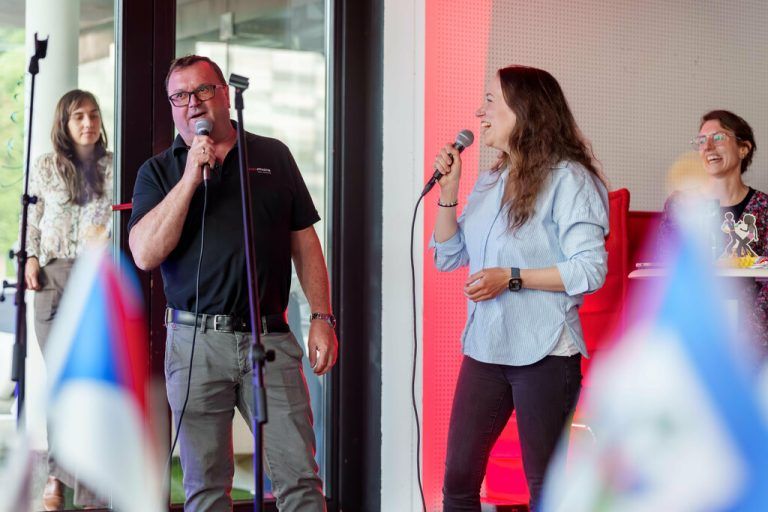 Manfred Bickel und Isabel Russ eröffneten den Karaoke-Teil mit ihrer Performance zu „an Tagen wie diesen“.⇒stiplovsek (8)