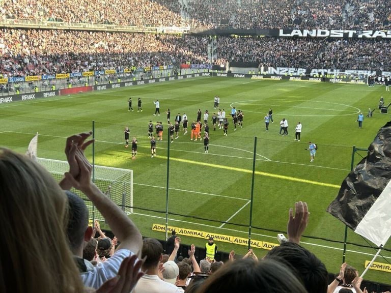 Nach Abpfiff gab es für die Altacher Mannschaft Applaus und aufmunternde Worte.