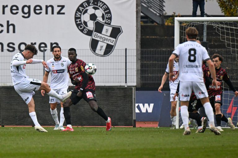 Nur zwei Minuten nach dem Führungstreffer durch Amine Bouchenna (18.) glich Damian Maksimovic (l.) im letzten Derby aus.