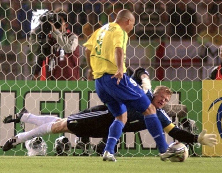 Ronaldo schiebt im WM-Endspiel 2002 gegen Kahn ein. AFP