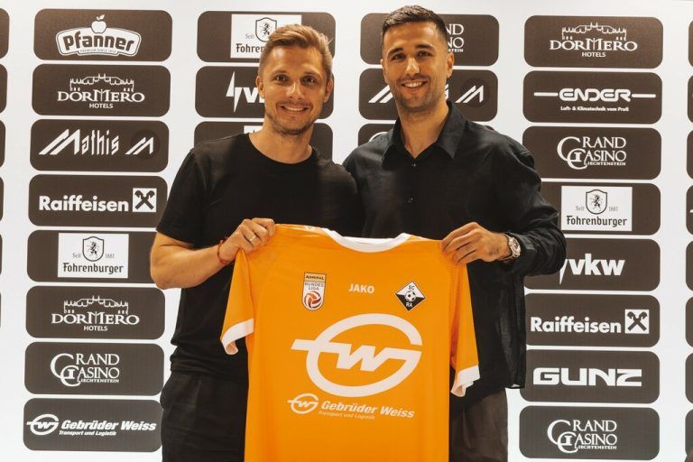 SCRA-Sportdirektor Philipp Netzer (l.) ist es gelungen, den Vertrag mit Torhüter Dejan Stojanovic um drei Jahre zu verlängern.⇒Verein