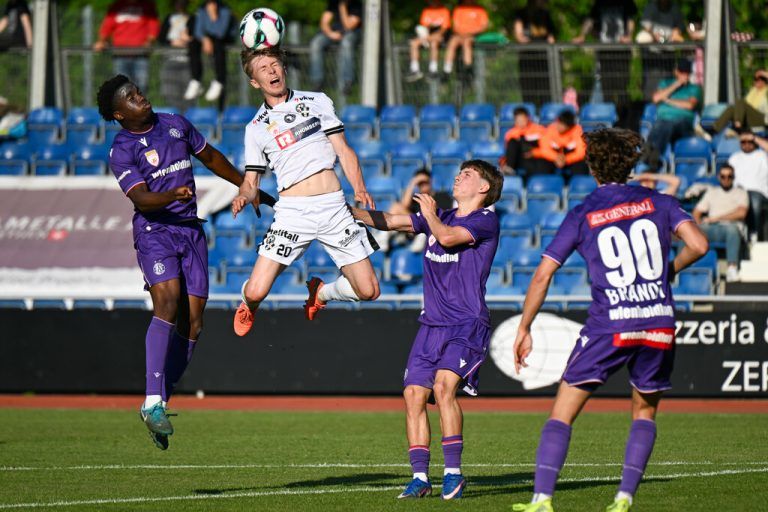 Tobias Mandler (Mitte) und SW Bregenz kamen in der zweiten Halbzeit zurück und erkämpften sich ein 2:2-Remis. ⇒GEPA/Oliver Lerch