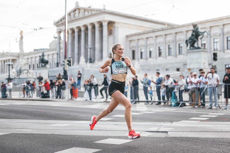 Traumhaft: Lisa Redlinger vor der historischen Kulisse in Wien. ⇒VCM
